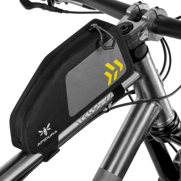 Sacoches Vélo APIDURA BACKCOUNTRY TOP TUBE PACK 1L 22 Noir / Gris / Jaune 6 Sacoches Vélo APIDURA BACKCOUNTRY TOP TUBE PACK 1L 22 Noir / Gris / Jaune – Image 4