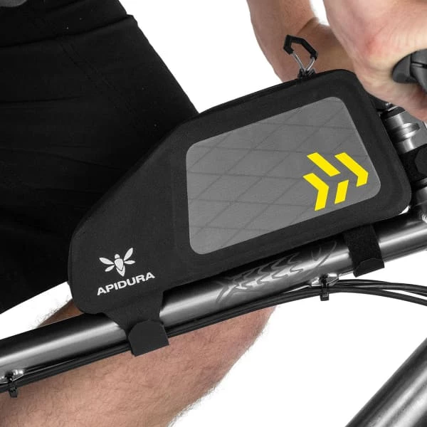 Sacoches Vélo APIDURA BACKCOUNTRY TOP TUBE PACK 1L 22 Noir / Gris / Jaune 8 Sacoches Vélo APIDURA BACKCOUNTRY TOP TUBE PACK 1L 22 Noir / Gris / Jaune – Image 6