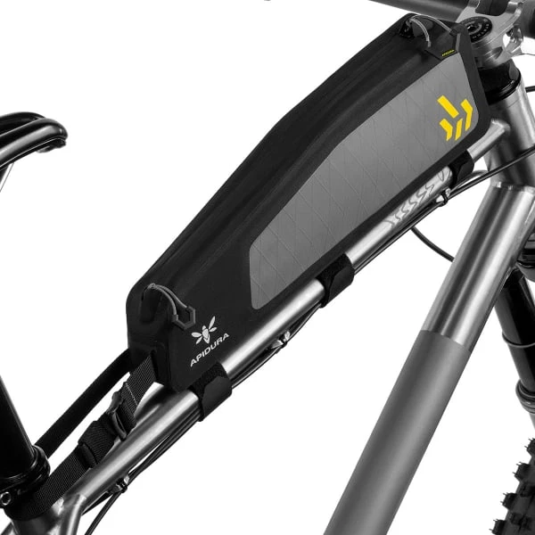 Sacoches Vélo APIDURA BACKCOUNTRY LONG TOP TUBE PACK 1.8L 22 Noir / Gris / Jaune 6 Sacoches Vélo APIDURA BACKCOUNTRY LONG TOP TUBE PACK 1.8L 22 Noir / Gris / Jaune – Image 4