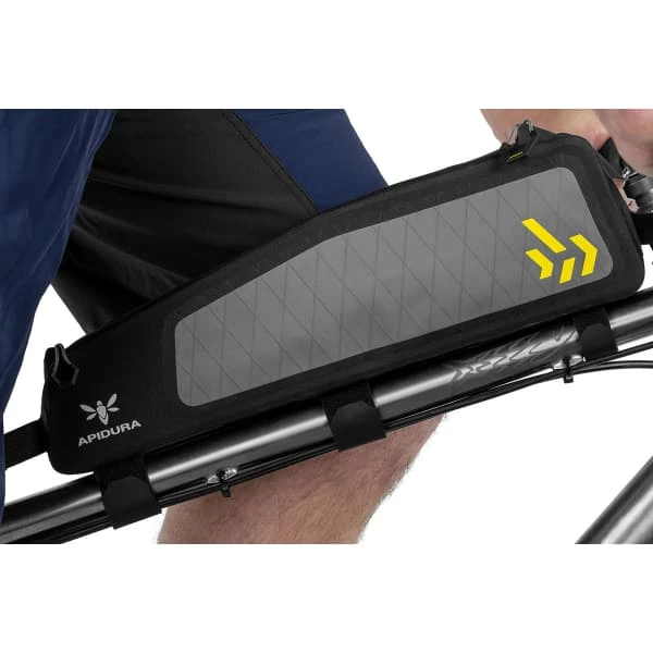 Sacoches Vélo APIDURA BACKCOUNTRY LONG TOP TUBE PACK 1.8L 22 Noir / Gris / Jaune 7 Sacoches Vélo APIDURA BACKCOUNTRY LONG TOP TUBE PACK 1.8L 22 Noir / Gris / Jaune – Image 5