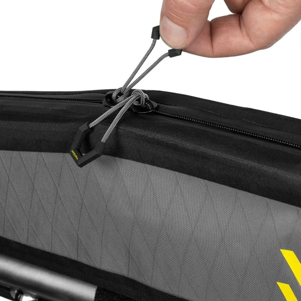 Sacoches Vélo APIDURA BACKCOUNTRY LONG TOP TUBE PACK 1.8L 22 Noir / Gris / Jaune 8 Sacoches Vélo APIDURA BACKCOUNTRY LONG TOP TUBE PACK 1.8L 22 Noir / Gris / Jaune – Image 6