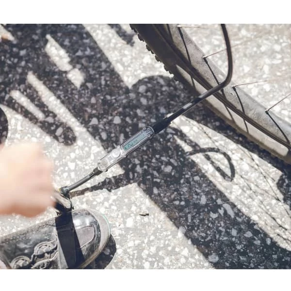 Pompe à Vélo LEZYNE MICRO FLOOR DRIVE HPG SILVER 22 Gris / Noir 4 Pompe à Vélo LEZYNE MICRO FLOOR DRIVE HPG SILVER 22 Gris / Noir – Image 2